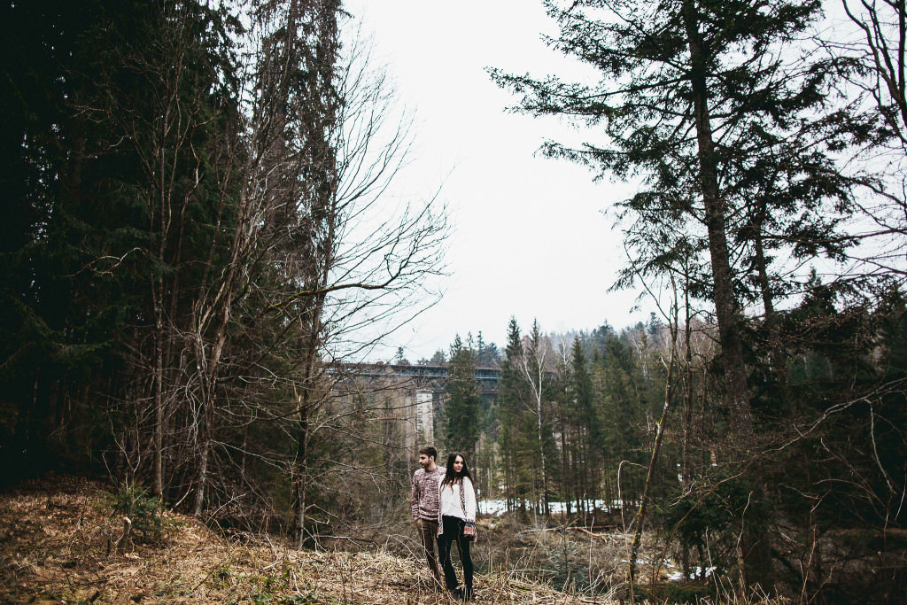 Paar steht im Wald Bayerischer Wald