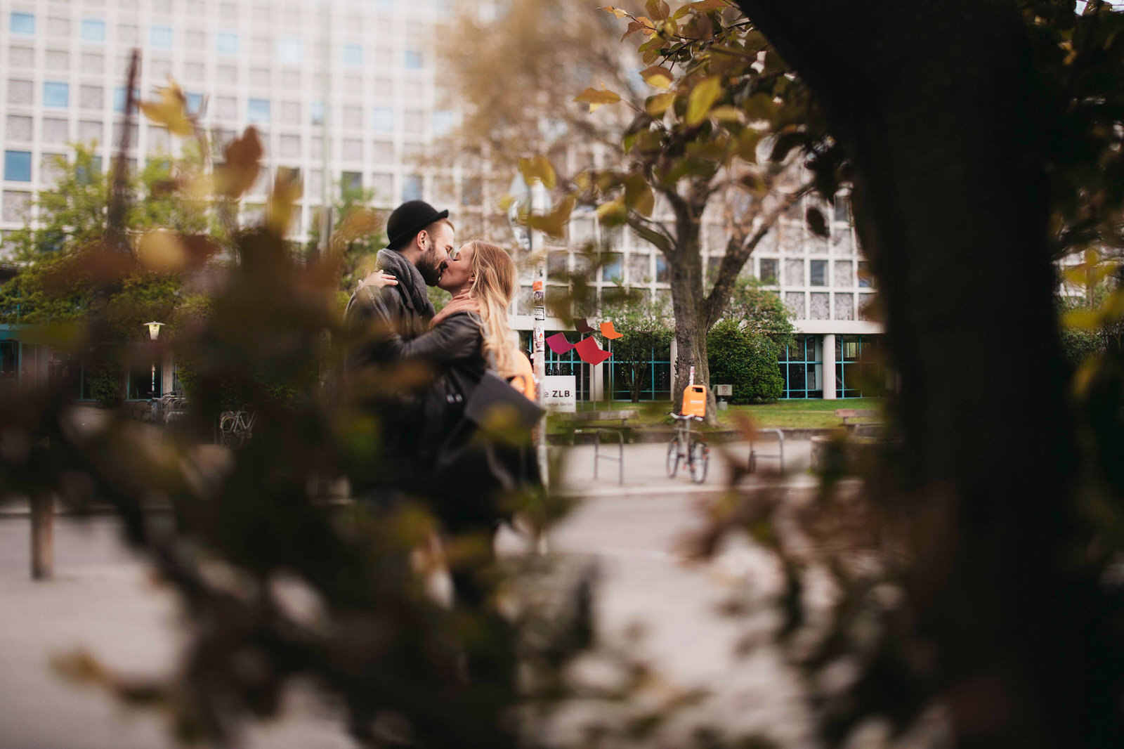 Paar fotografiert durch Bäume in Berlin
